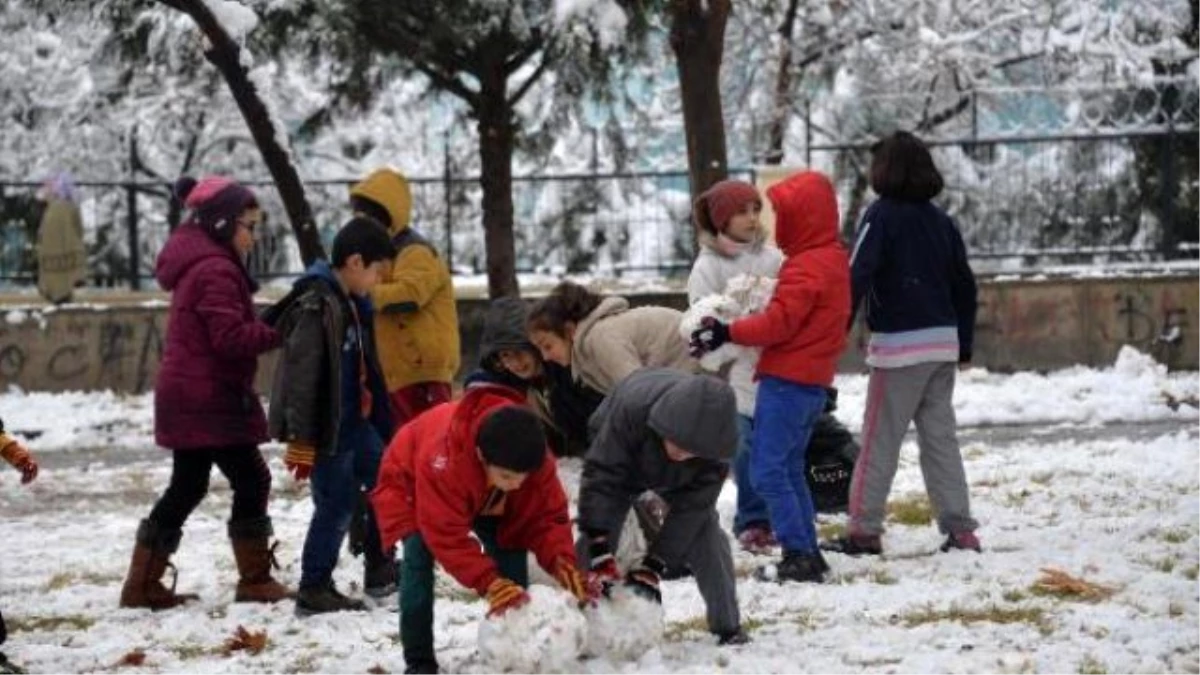 Diyarbakır\'da Okullarda Kar Tatili