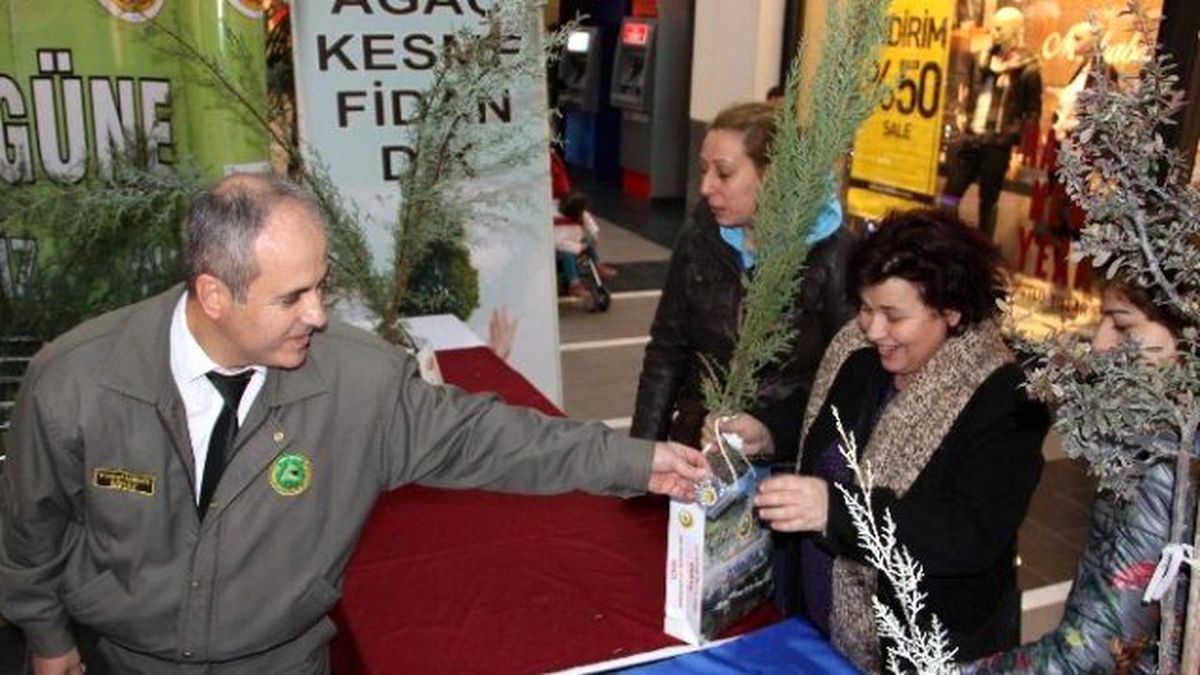 Forum Magnesia Avm\'de Fidan Dağıtımı