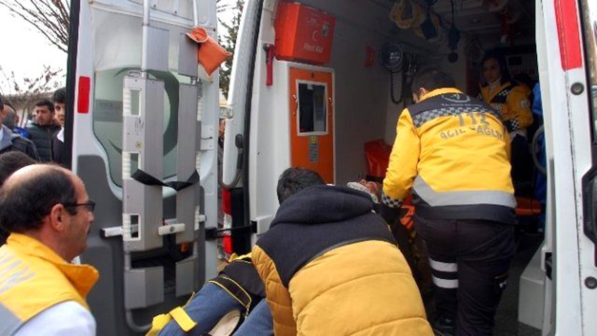 Hafif Ticari Araç Yayaya Çarptı: 1 Yaralı
