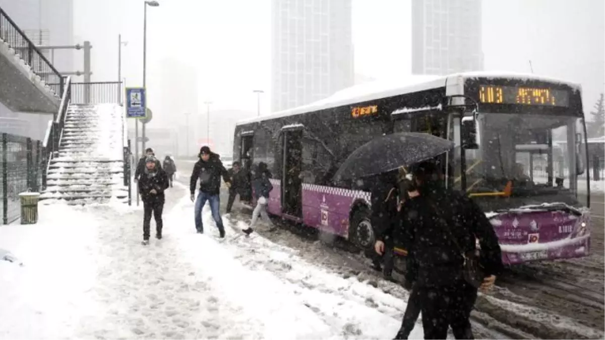 İstanbul\'da Kar Kalınlığı 30 Santimi Buldu