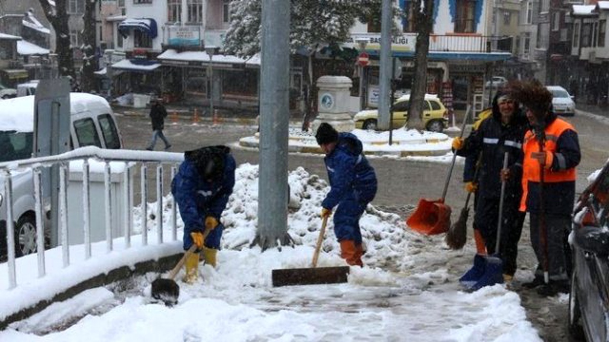 Kaldırımlarda Biriken Karlar Temizleniyor