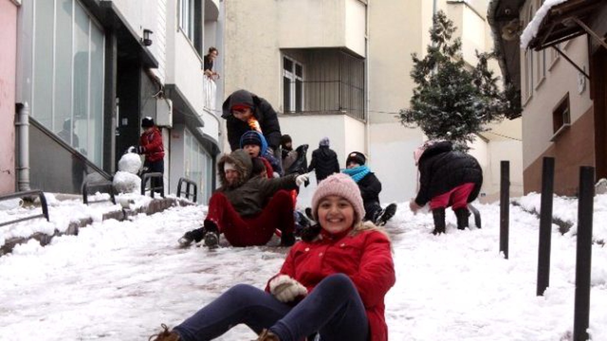 Kar Yağışı Kocaeli\'de Çocukları Sokaklara Döktü
