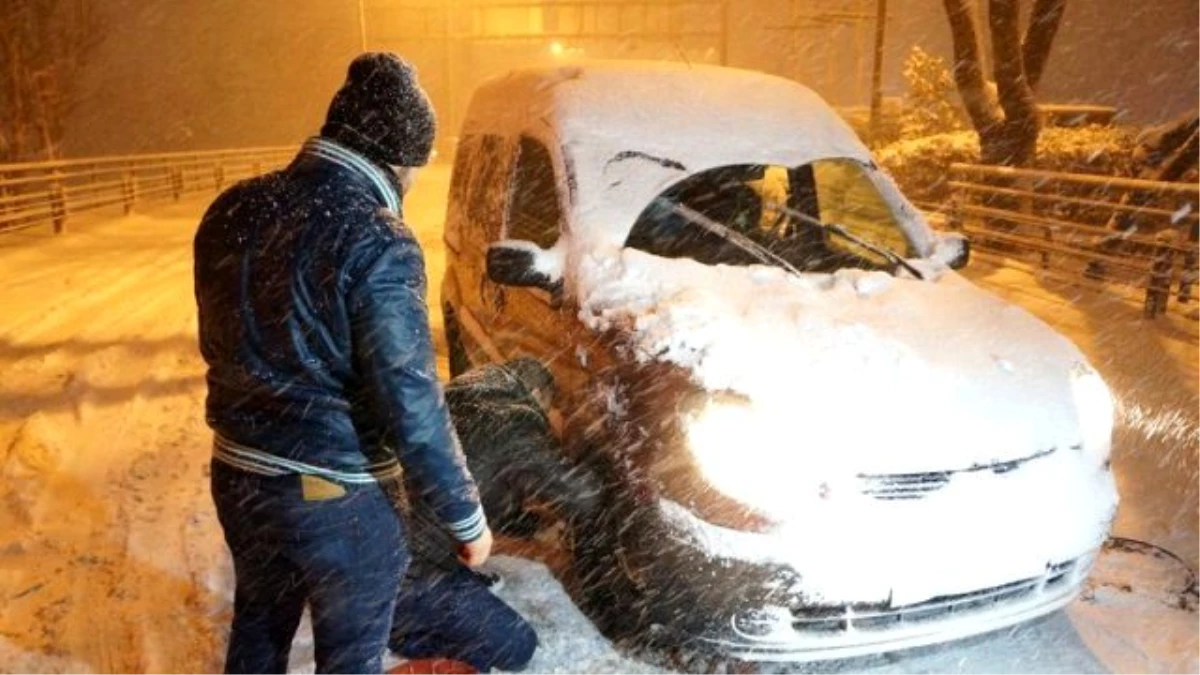 Kar Yağışı Etkisini Artırdı, İstanbullu Yolda Kaldı
