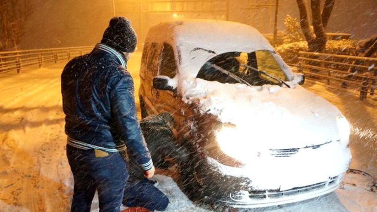 Kar Yağışı Etkisini Artırdı, İstanbullu Yolda Kaldı