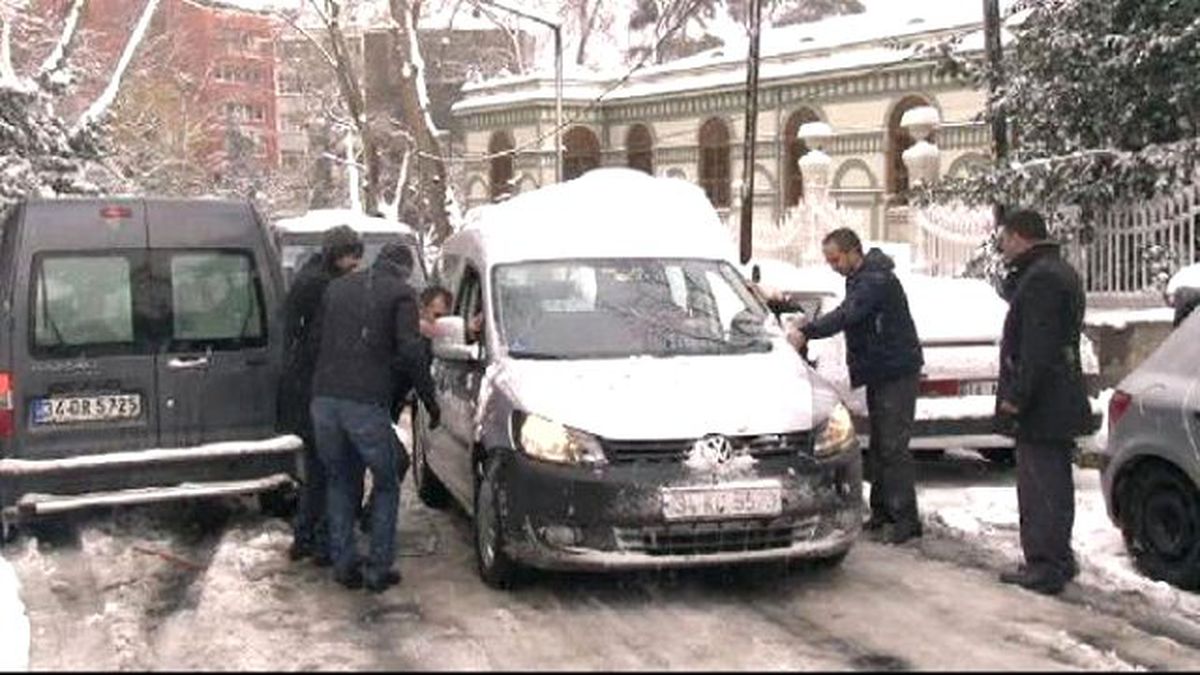 Kara Saplanan Minibüs Güçlükle İlerledi