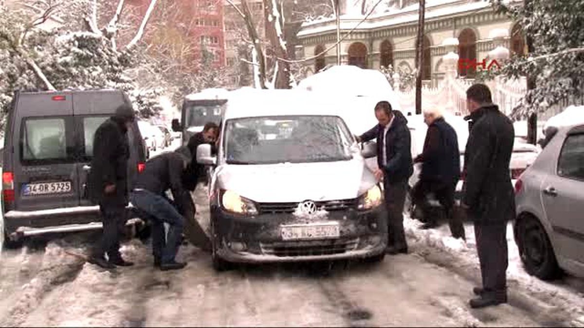 Kara Saplanan Minibüs Güçlükle İlerledi