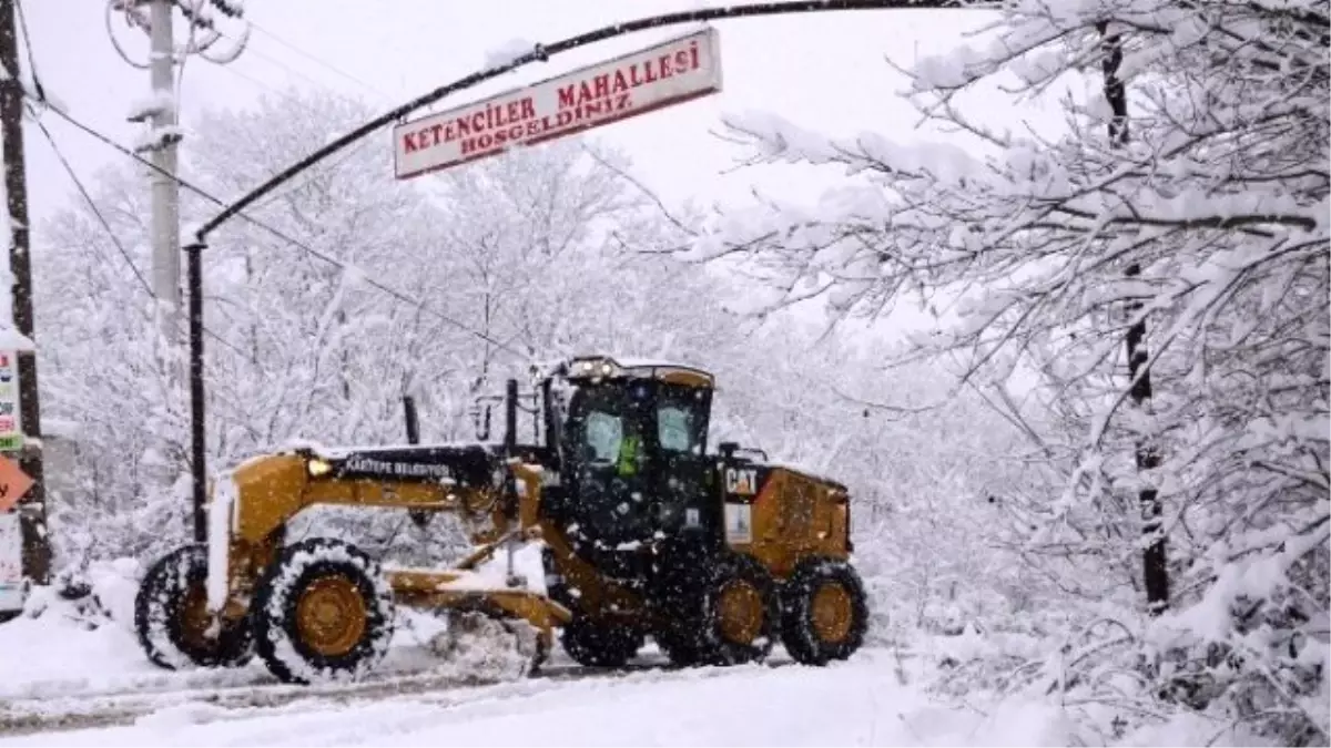 Kartepe\'de Kar Küreme Çalışmaları Sürüyor