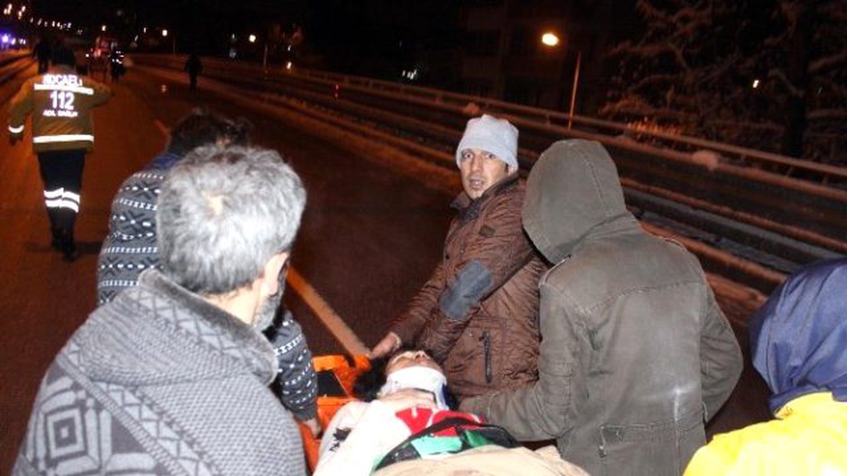 Kocaeli Gölcük\'te 40 Araçlı Zincirleme Trafik Kazası: 13 Yaralı