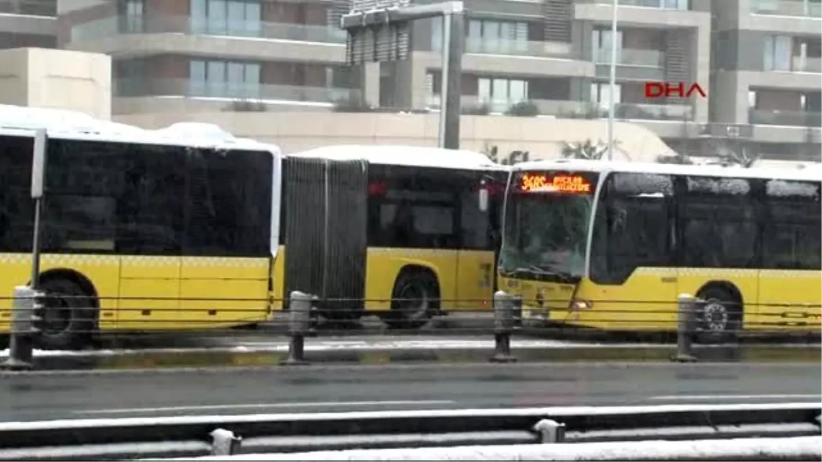 Küçükçekmece\'de Metrobüs Kazası