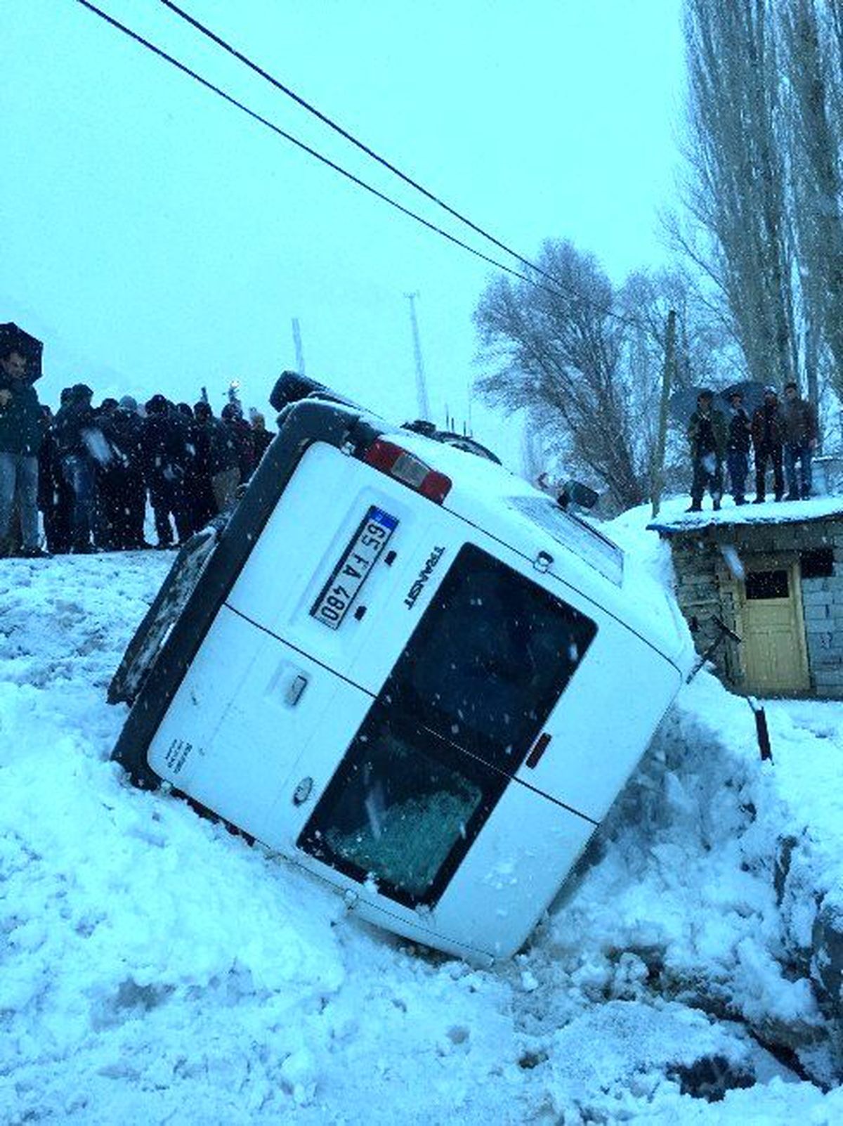 Minibüs Şarampole Yuvarlandı: 15 Yaralı