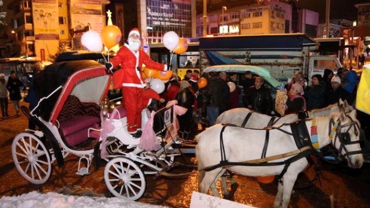 Noel Baba ve Noel Anne Faytonla Hediye Dağıttı
