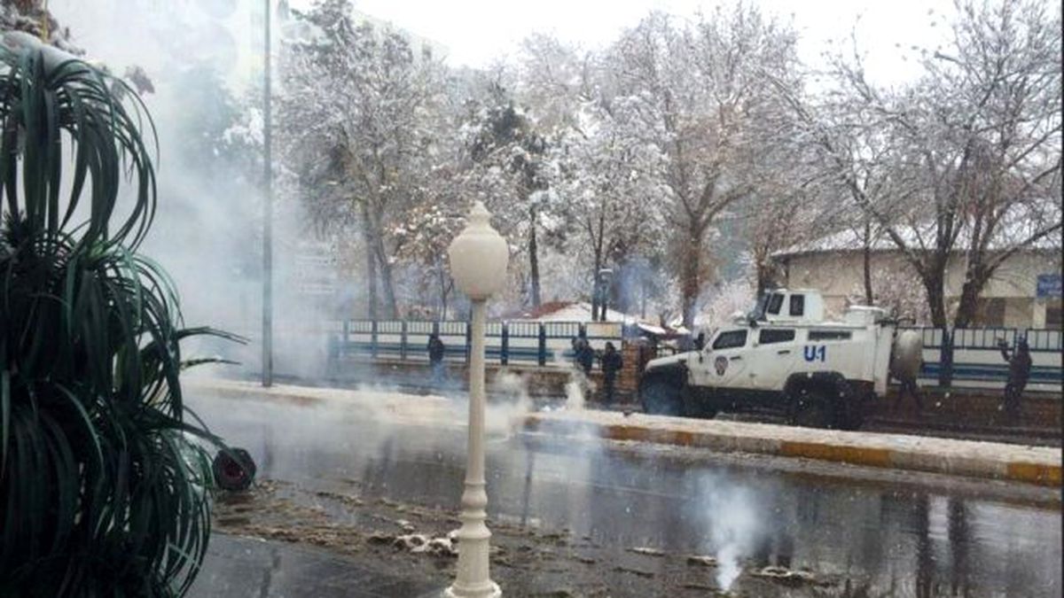 Sur'a Yürümek İsteyen Grup Polise Bomba Attı: 4 Yaralı