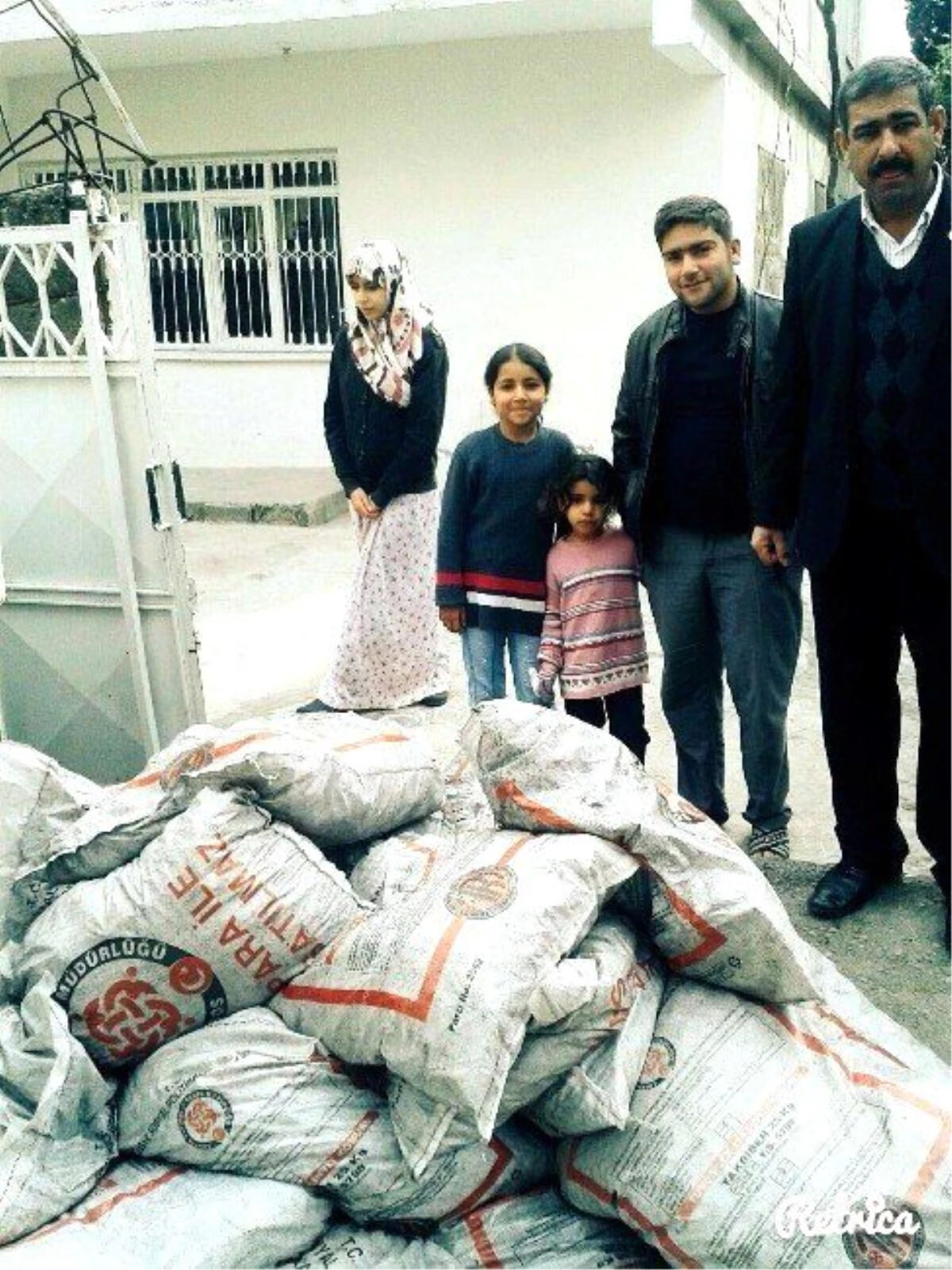 Suriyeli Aileler Devletin Dağıttığı Kömürler ile Isınıyor