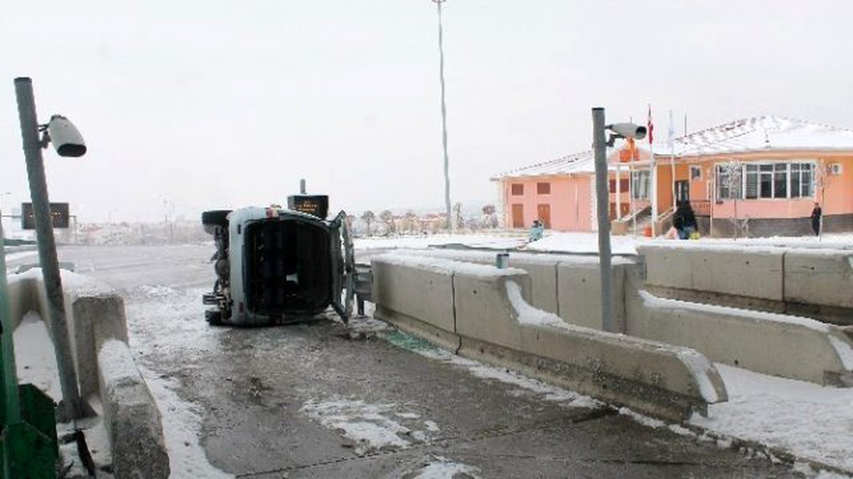 Suriyeliler Kiraladıkları Araba ile Kaza Yaptı