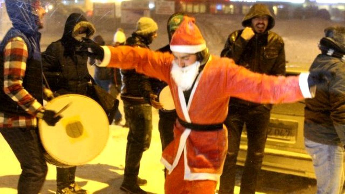 Uludağ\'da Noel Babaya Ateş Başında Çiftetelli Oynattılar