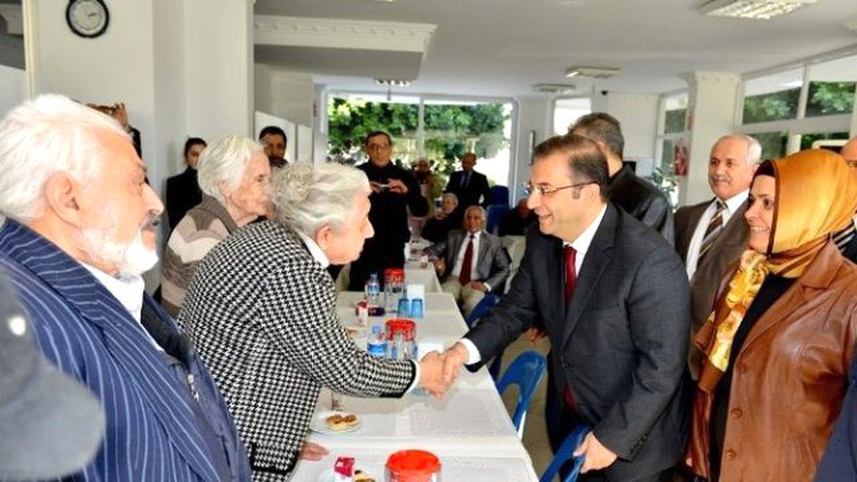 Vali Türker\'den Huzurevi\'ne Yeni Yıl Ziyareti