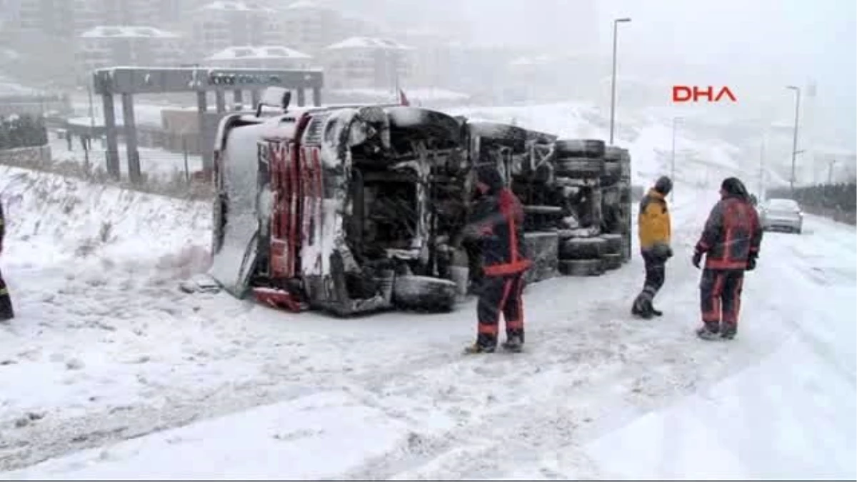 İstanbul\'da Beyaz Esaret! Kazalar Ulaşımı Felç Etti