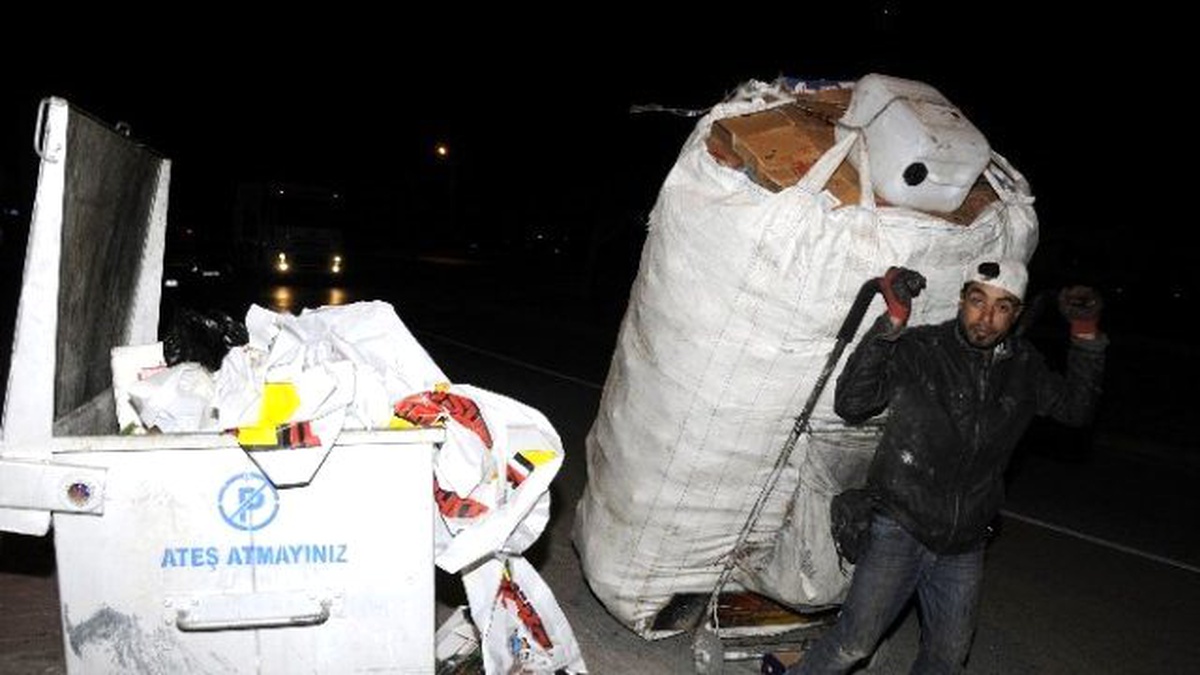 Yılbaşı Akşamı Yaşanan Tüketim Çılgınlığı, Geri Dönüşümcülere Ekmek Kapısı Oldu