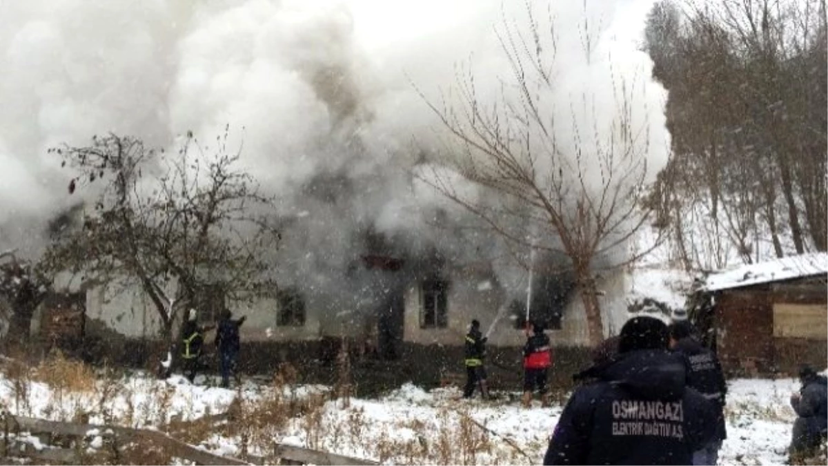 2 Katlı Evde Çıkan Yangın Korkuttu