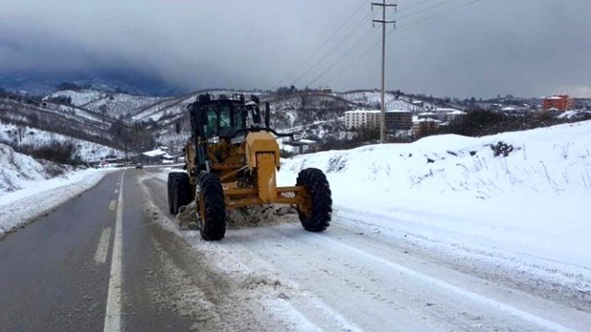 Akçakoca\'da Kar Küreme Çalışmaları Sürüyor
