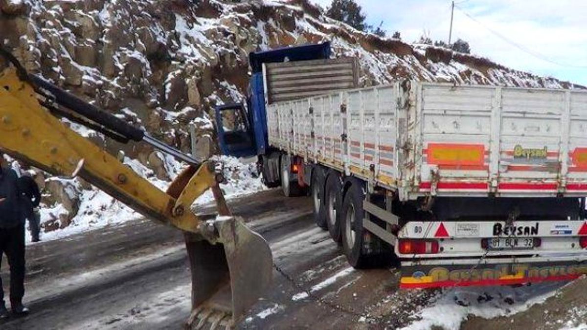 Andırın\'da Araçlar Karda Mahsur Kaldı