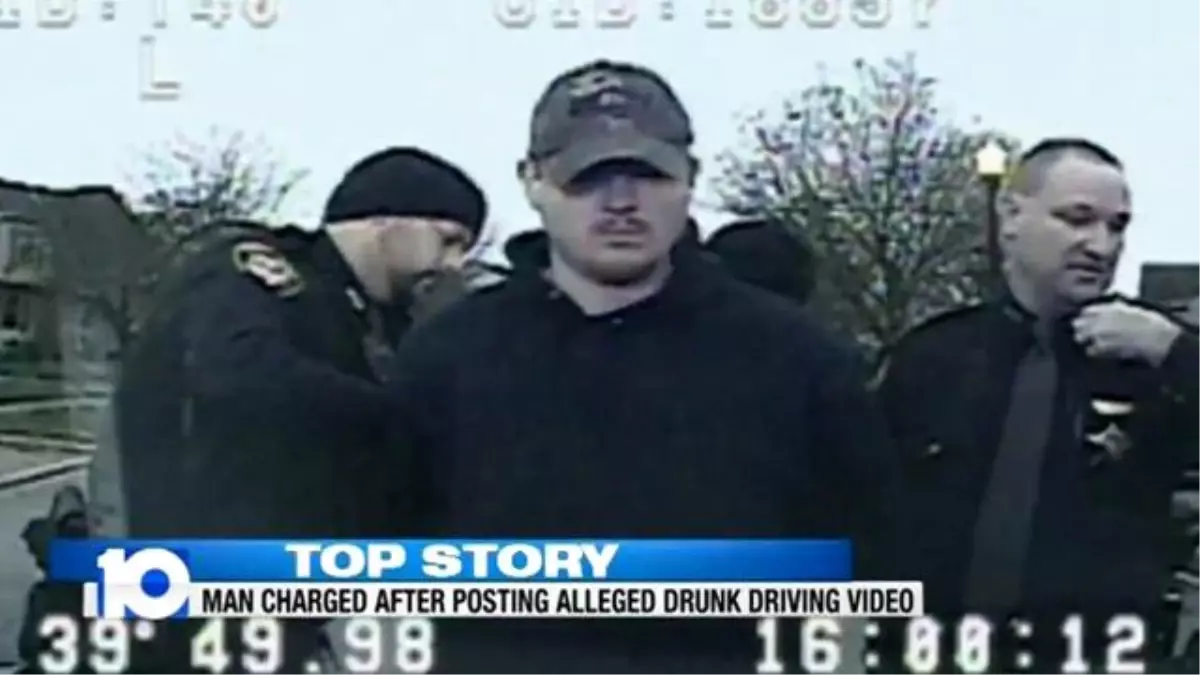 Araba Kullanırken Alkol Alan Adam, O Anlarını Facebook\'ta Paylaştı