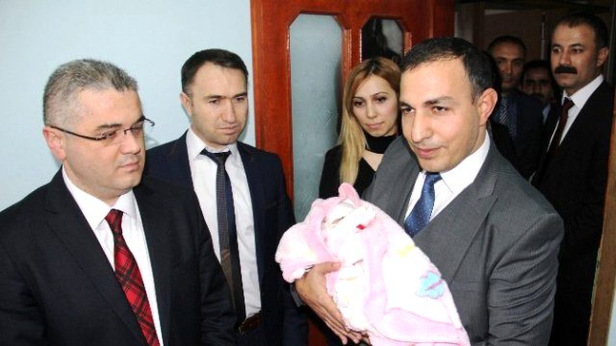 Bakan Ramazanoğlu\'dan Terk Edilen Bebeğe Hediye Sepeti