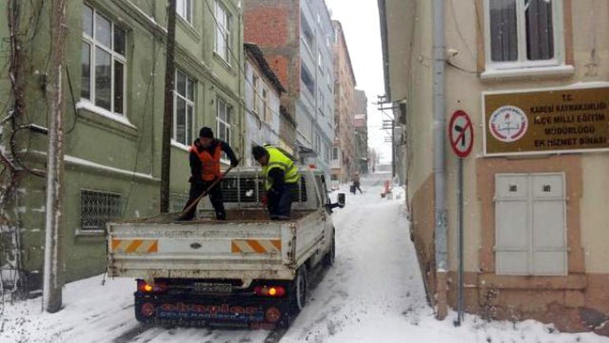 Balıkesir\'de 162 Kırsal Mahallenin Yolu Kardan Kapalı