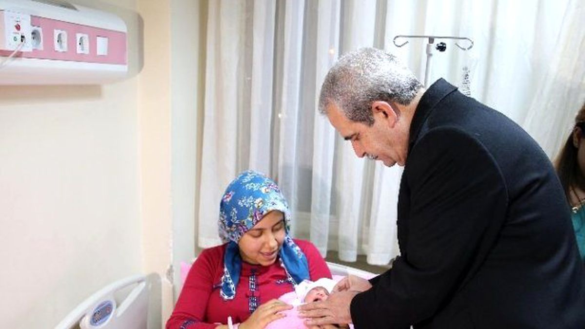 Başkan Demirkol\'dan Yeni Yılın İlk Bebeğine "Hoş Geldin" Ziyareti