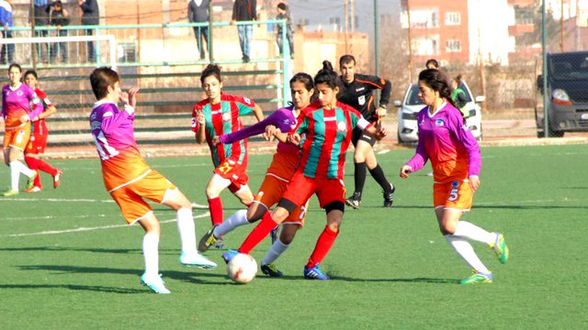 Batmanlı Kadın Futbol Takımı, Antrenman Çalışmalarını Sürdürüyor