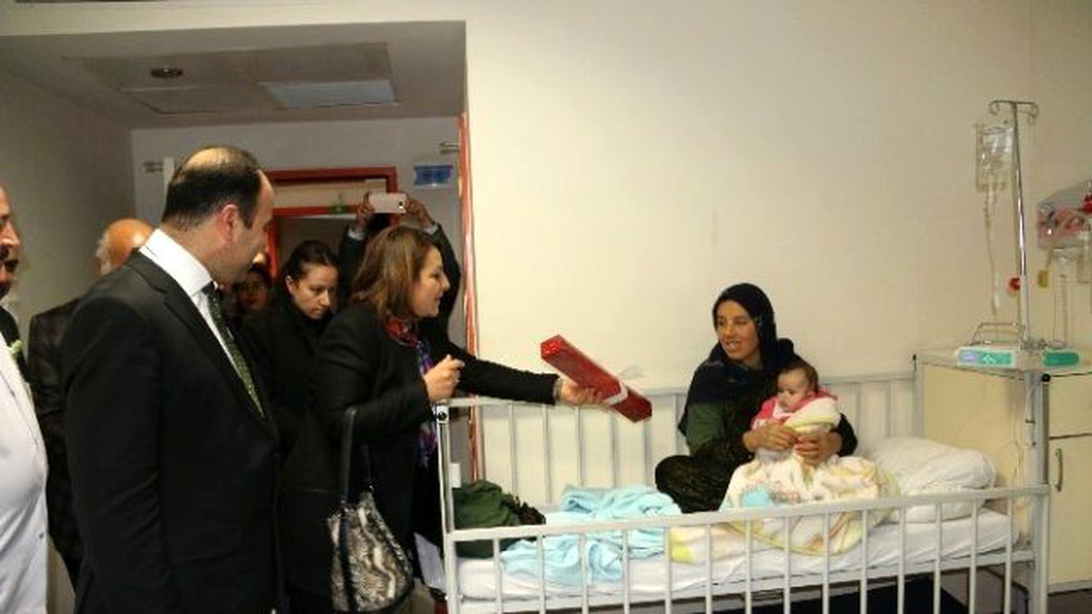 Belediye Başkanı ve Rektör Yeni Yıla Çocuk Hastalarla Girdi