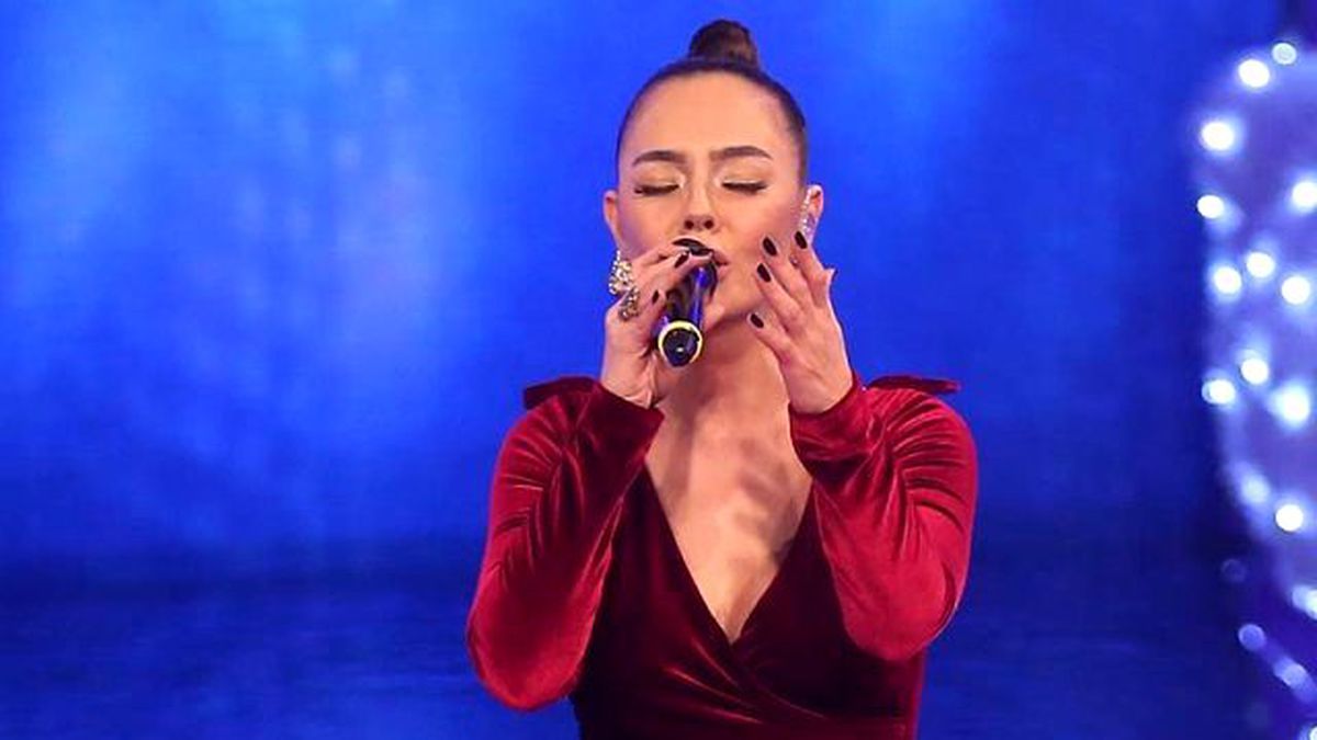 Ebru Gündeş Klasiği! Yine Sahneyi Yıktı Geçti!