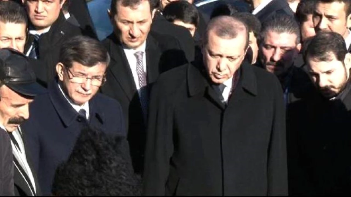 Cumhurbaşkanı Erdoğan Karakaya\'nın Mezarı Başında Kuran Okudu