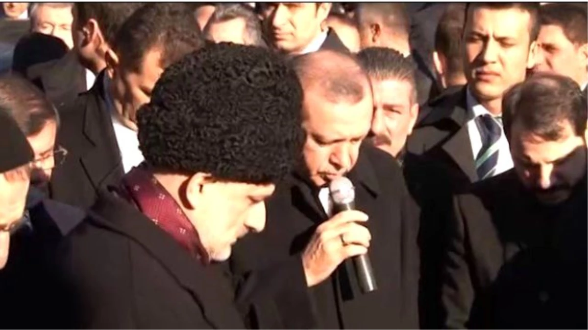 Erdoğan, Karakaya\'nın Mezarı Başında Kur\'an-ı Kerim Okudu