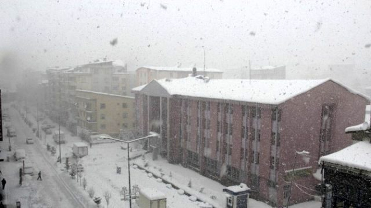 Hakkari Esnafı Bu Defa Kardan Dolayı Kepenk Açmadı