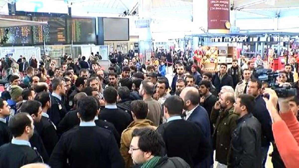 Havalimanında Kuyruklar Oluştu,arbede Çıktı