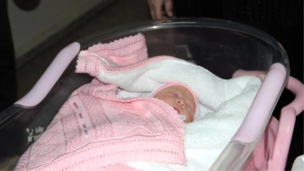 İstanbul Valisi Şahin, Yılın İlk Bebeklerine Altın Taktı