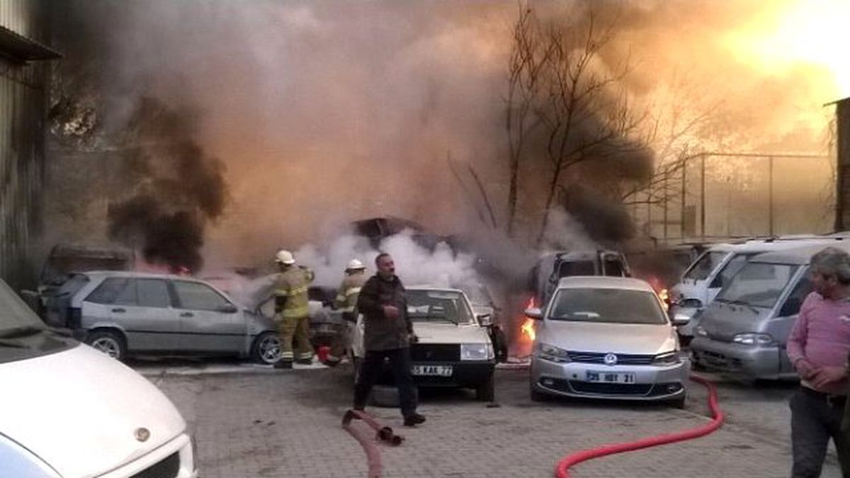 İzmir\'de Yılın İlk Günü 11 Araç Yanarak Hurdaya Döndü