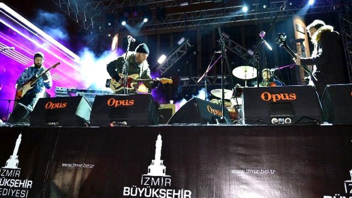 İzmir Yeni Yıla Athena ile Girdi