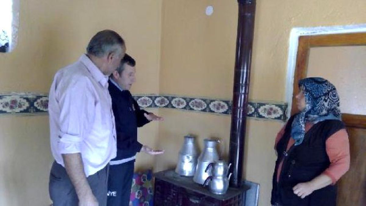 Kapı Kapı Gezip, Soba Yakma Eğitimi Veriyorlar