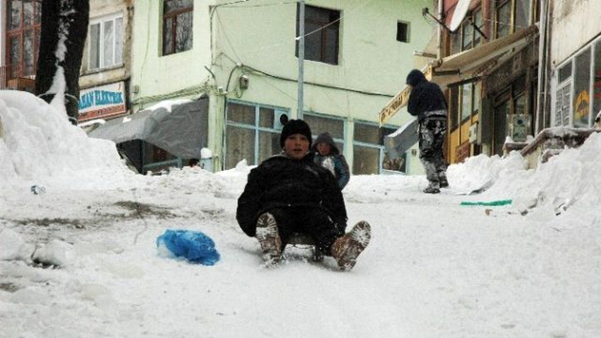 Kar Yağışı Hem Büyüklere, Hem de Çocuklara Eğlence Oldu