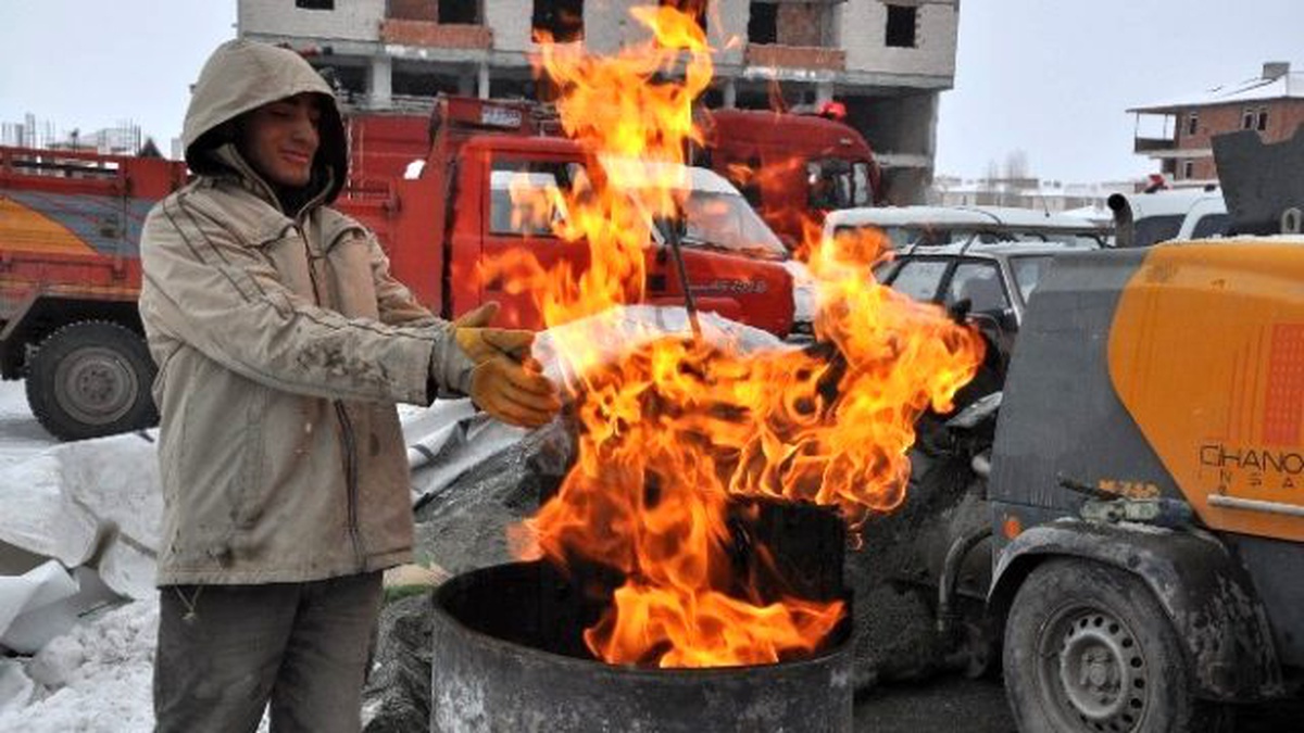 Kars\'ta İnşaat İşçilerinin Soğukla Mücadelesi