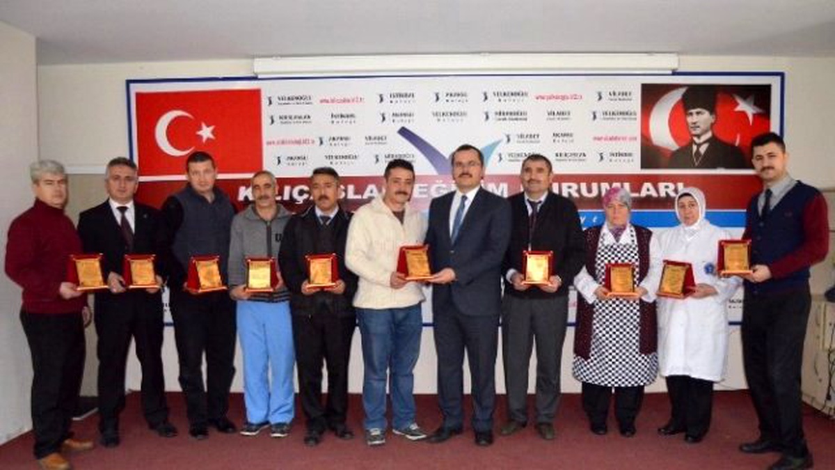 Kılıçaslan\'ın Emektarlarına Vefa Plaketi