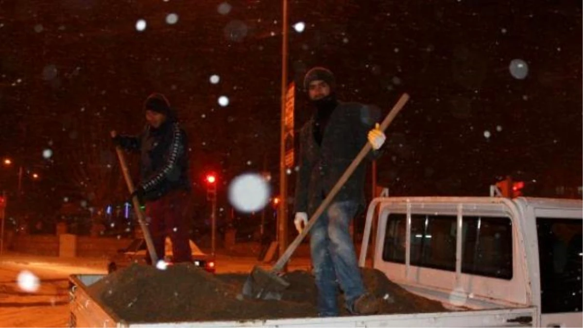 Kırkağaç\'ta Etkili Kar Yağışı