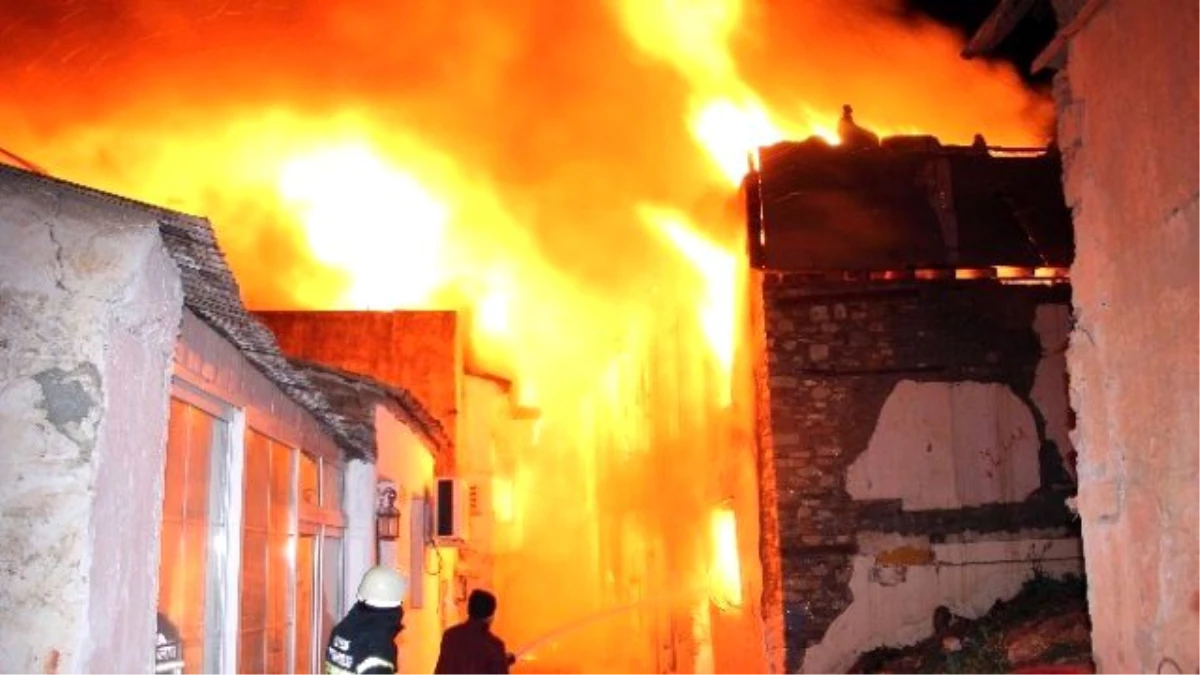 Kuşadası\'nda Yangın 12 Tarihi Evi Kül Etti