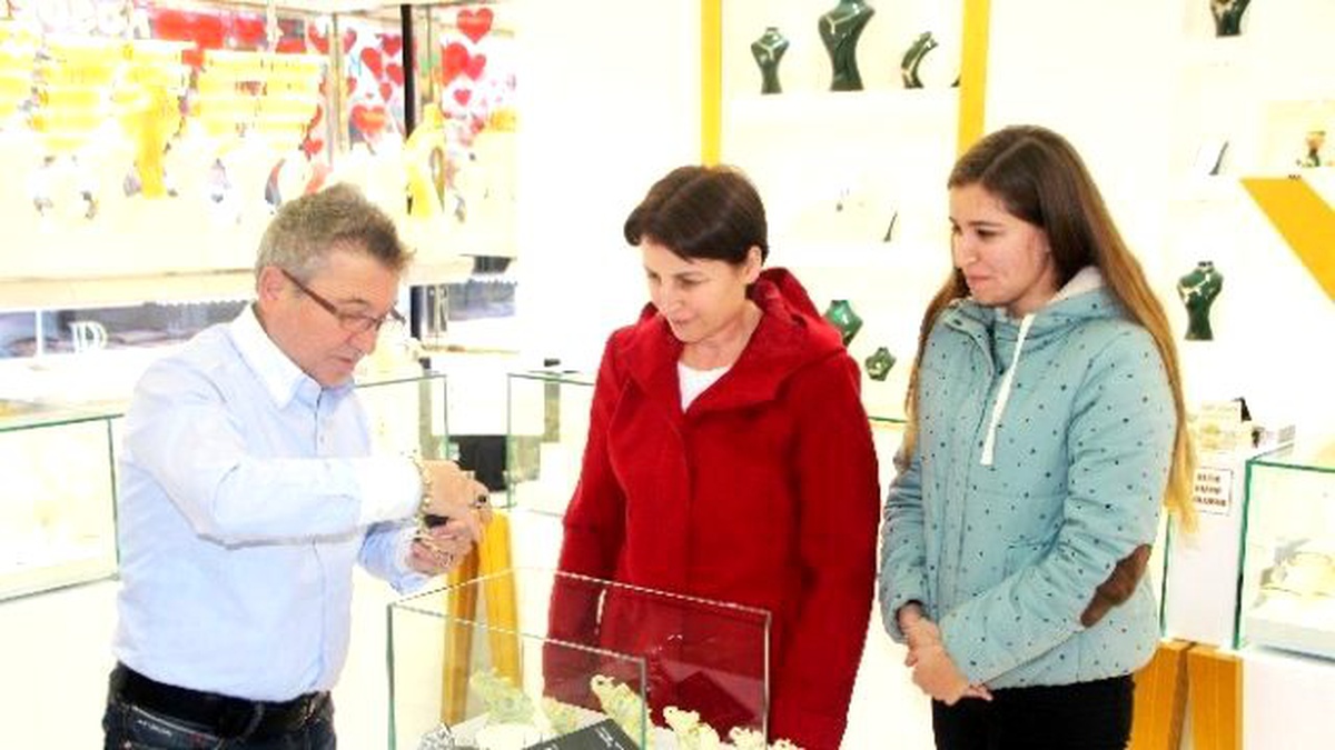 Kuyumcudan Müşterisine Çekilişle Tek Taş Pırlanta