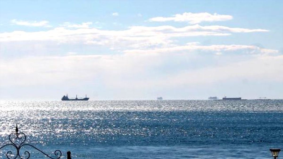 Limana Yanaşamayan Gemilerdeki Hamile ve Yaşlı Yolcuları Sahil Güvenlik Tahliye Etti
