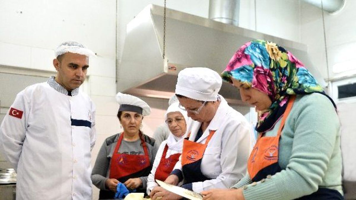 Muratpaşa Belediyesi Mest Aşçılık Öğrencileri Aşevi\'nde Yemek Pişirdi
