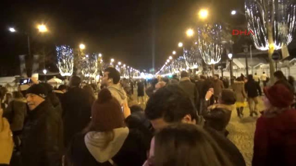 Parisliler Yeni Yıla Champs-Elysées Bulvarında Girdi