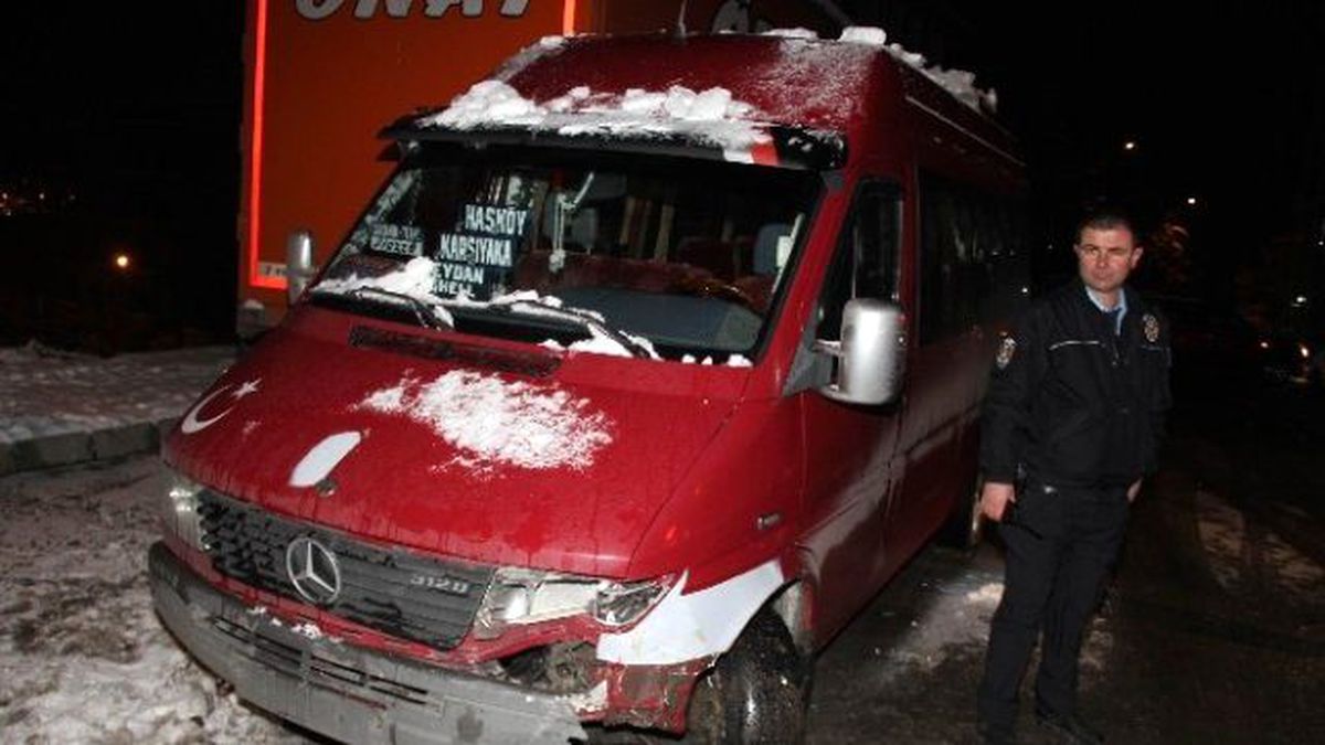 Samsun\'da Buzdan Kayan Araçlar Çarpıştı: 2 Yaralı